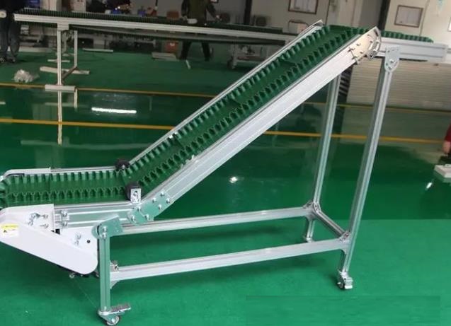 裙邊輸送機